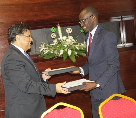 Echange de parapheurs entre SEM Georges SERRE, Ambassadeur de France en CI et Le Ministre en charge du Budget, M.Abdourahmane Ciss aprs les signatures des conventions.